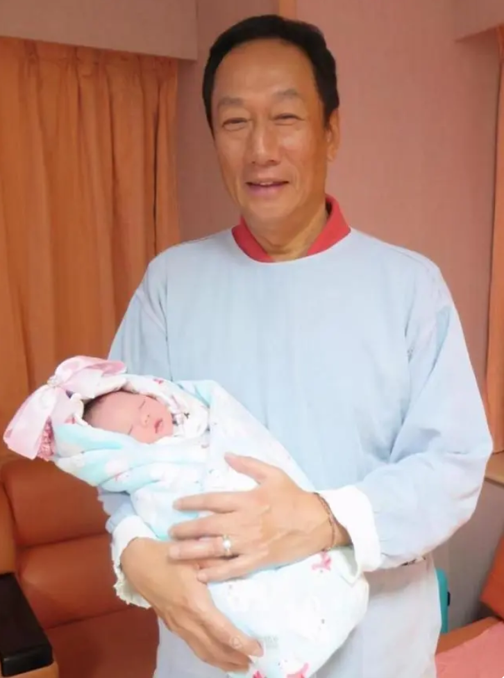 「打敗林志玲劉嘉玲」嫁百億豪門！為年近70的「首富老公」生三胎   婆婆繼子接納她：這個女人不簡單
