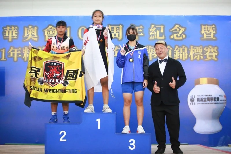 靠舉重扭轉命運！國中妹住鐵皮頂樓加蓋「家裡窮到沒椅子」　教練一手包「初試啼聲奪冠」前途無可限量