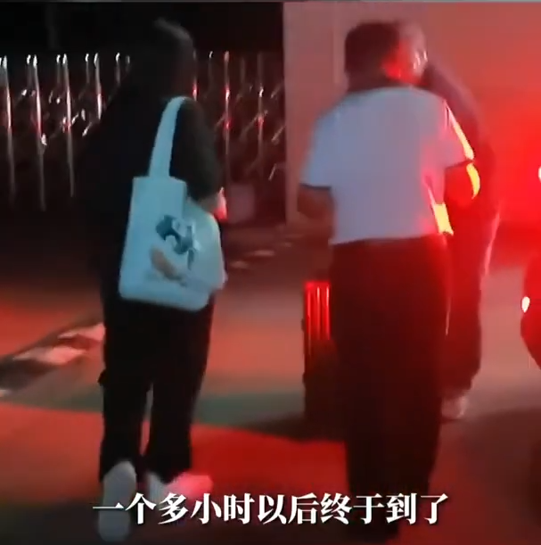 女兒搭車返鄉！爸爸站巷口「緊盯馬路等人」到天黑也不回家　手上還緊握「給女兒的心意」網全淚崩