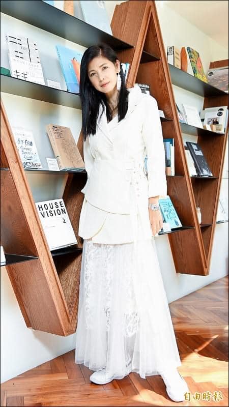 凍齡玉女復出！55歲陳明真美貌凍齡「年過半百接百萬代言」　樂當兩寶媽「生活以孩子為主」曝現況