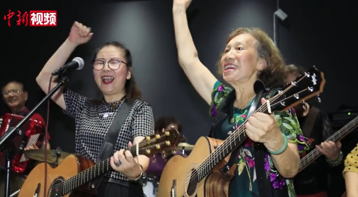 一直堅持到最後！79歲奶奶登舞台「一開口連王菲都佩服」　「組團自彈自唱」老伴走後晚年不寂寞