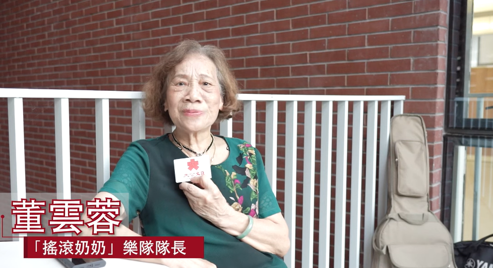 一直堅持到最後！79歲奶奶登舞台「一開口連王菲都佩服」　「組團自彈自唱」老伴走後晚年不寂寞