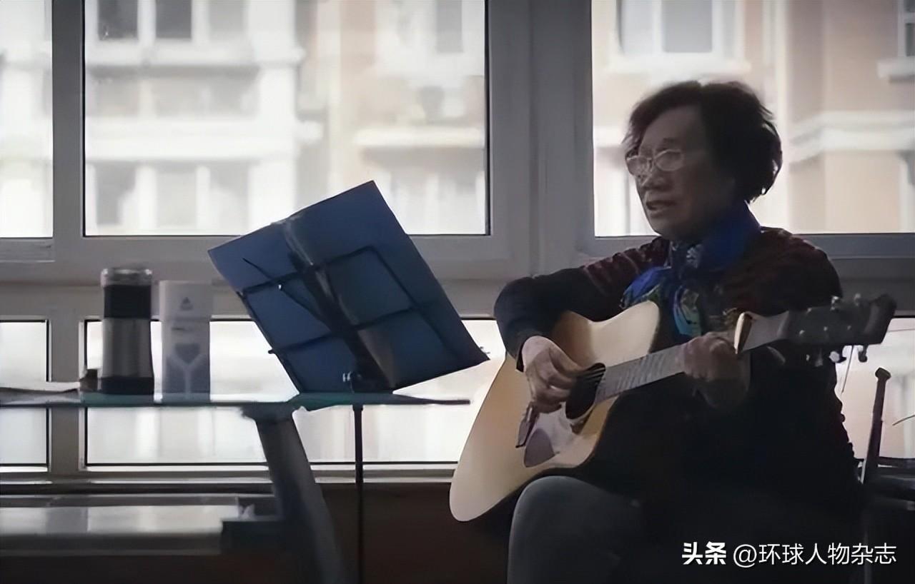 一直堅持到最後！79歲奶奶登舞台「一開口連王菲都佩服」　「組團自彈自唱」老伴走後晚年不寂寞