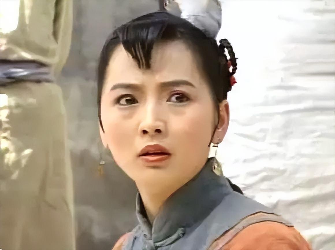 28歲女星車禍離世！不久後父親殉職「母兄罹患重症」　他送暖「為她掃墓25年」：不會忘記妳