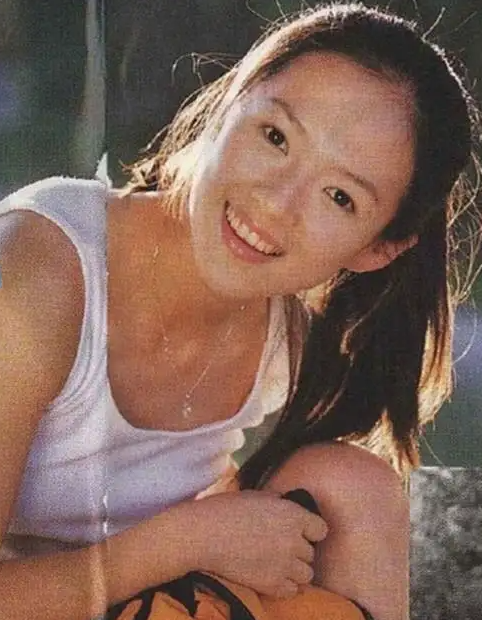 28歲女星車禍離世！不久後父親殉職「母兄罹患重症」　他送暖「為她掃墓25年」：不會忘記妳