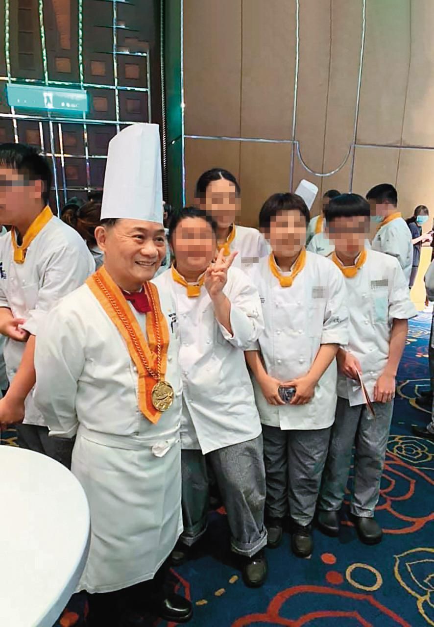消失於螢光幕前！阿基師爆「騎車上班出車禍」　走過摩鐵風波「恪守崗位不退休」