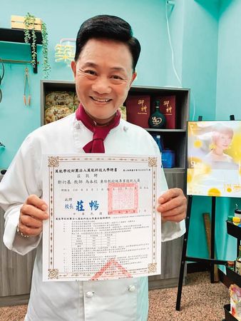消失於螢光幕前！阿基師爆「騎車上班出車禍」　走過摩鐵風波「恪守崗位不退休」