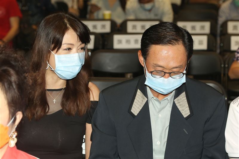 二婚二離！51歲女星「公開好消息」連女兒都支持　「甜蜜同框教授男友」羞喊身上全都優點
