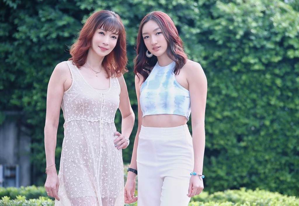 二婚二離！51歲女星「公開好消息」連女兒都支持　「甜蜜同框教授男友」羞喊身上全都優點