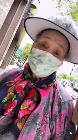 百善孝為先！陳建州「牽93歲高齡嬤上課」一路狂叮嚀　不捨她「8歲就被賣過來」：是我心中英雄