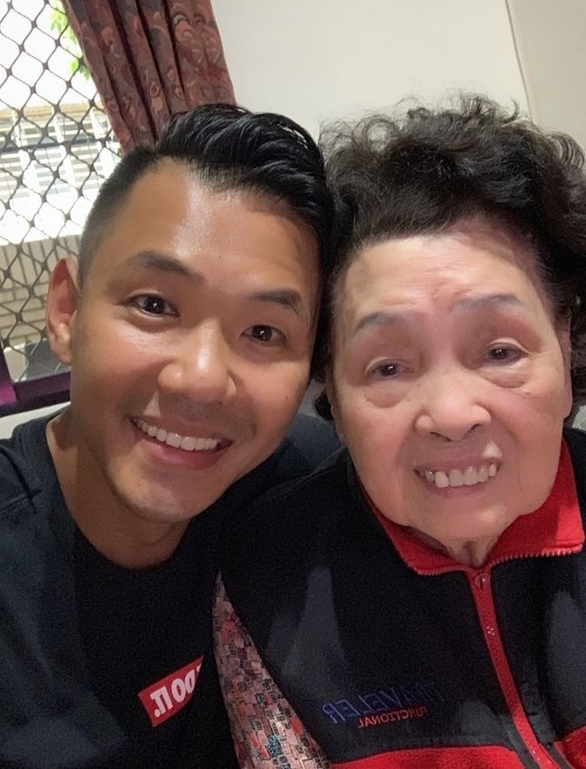 百善孝為先！陳建州「牽93歲高齡嬤上課」一路狂叮嚀　不捨她「8歲就被賣過來」：是我心中英雄