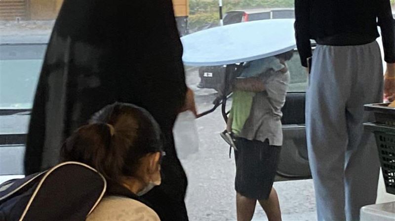 豪雨中沒傘！爸爸扛圓桌「為兒女擋風雨」孩子不能濕　模樣像超人「網讚父愛無聲」被暖哭