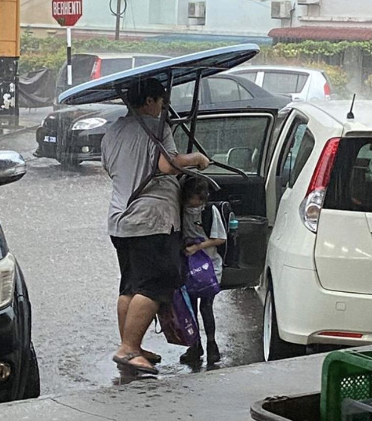 豪雨中沒傘！爸爸扛圓桌「為兒女擋風雨」孩子不能濕　模樣像超人「網讚父愛無聲」被暖哭