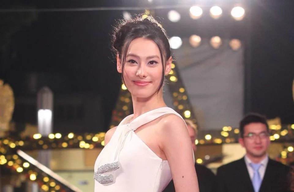 被李嘉誠藏20多年！她低調穿著樸素「保鏢卻從不離身」　真實身分曝光「24歲秒獲千億資產」