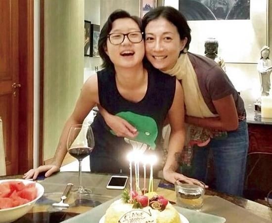 成龍身價174億！小龍女被拍到「排隊領免費食物」穿得像流浪漢　「餐廳打工扛生計」 近況惹心酸
