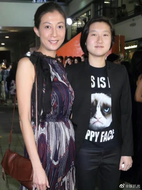 成龍身價174億！小龍女被拍到「排隊領免費食物」穿得像流浪漢　「餐廳打工扛生計」 近況惹心酸