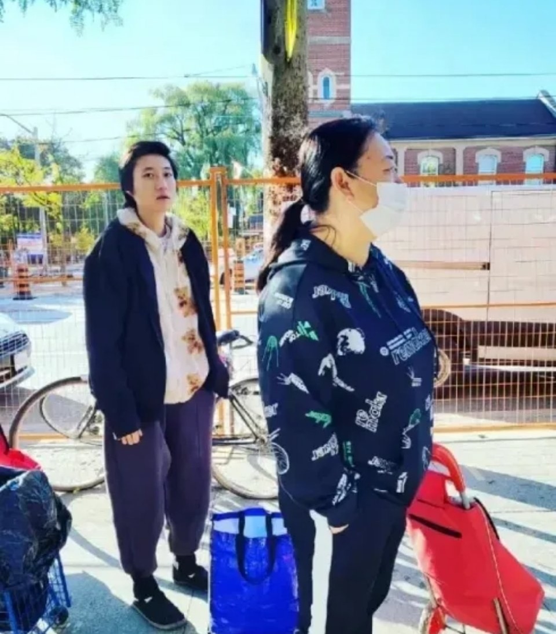 成龍身價174億！小龍女被拍到「排隊領免費食物」穿得像流浪漢　「餐廳打工扛生計」 近況惹心酸
