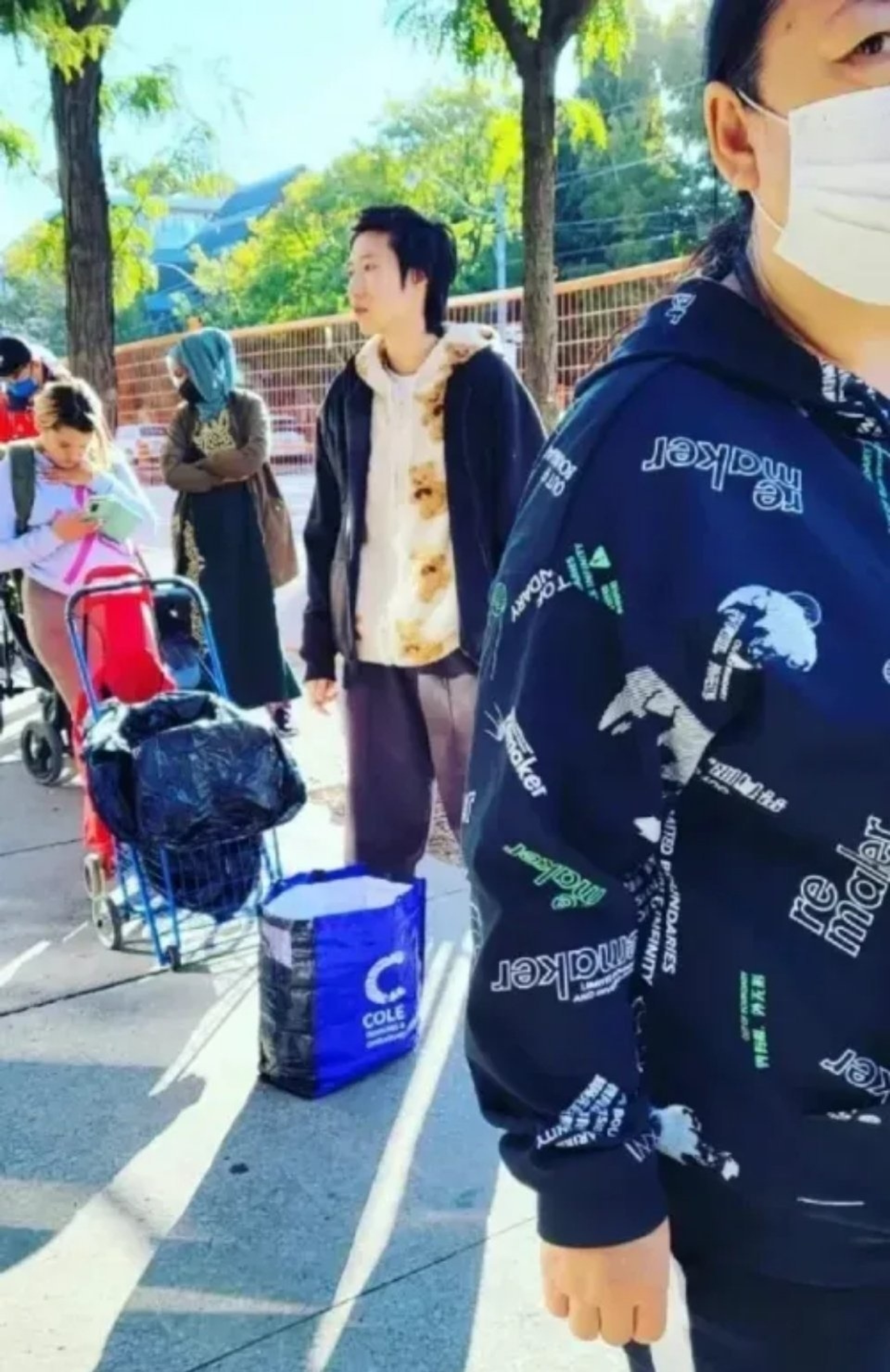成龍身價174億！小龍女被拍到「排隊領免費食物」穿得像流浪漢　「餐廳打工扛生計」 近況惹心酸