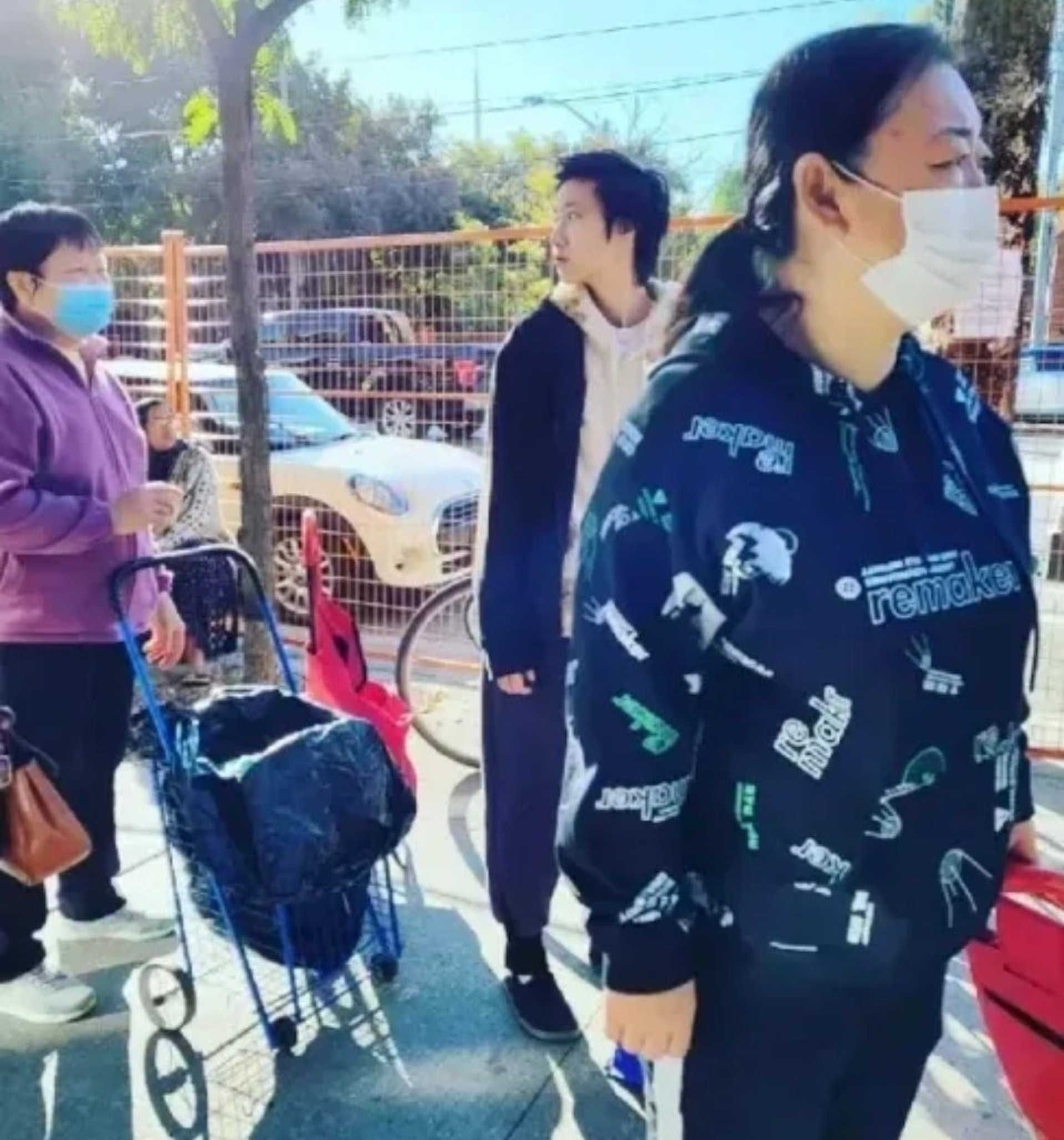 成龍身價174億！小龍女被拍到「排隊領免費食物」穿得像流浪漢　「餐廳打工扛生計」 近況惹心酸