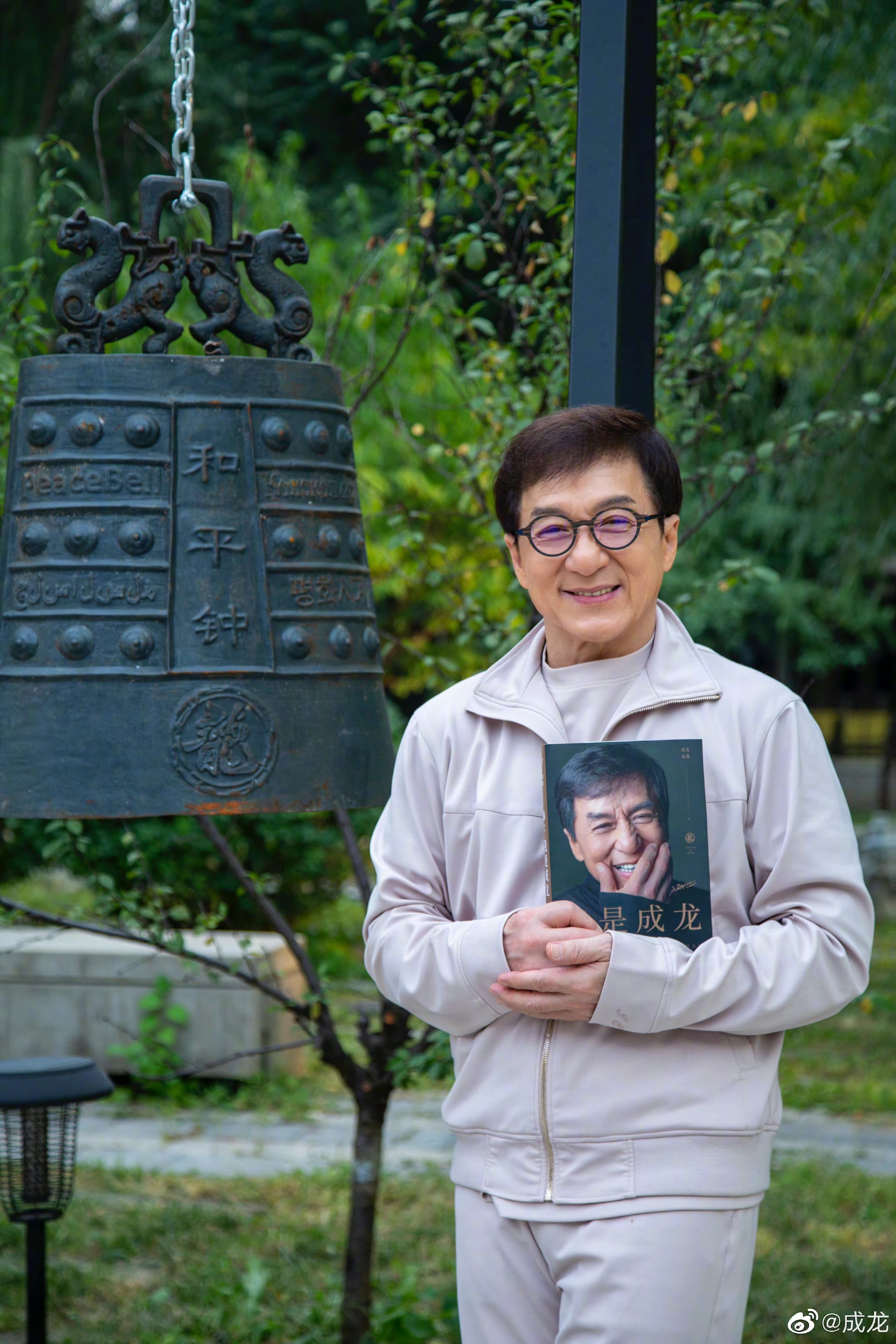 成龍身價174億！小龍女被拍到「排隊領免費食物」穿得像流浪漢　「餐廳打工扛生計」 近況惹心酸