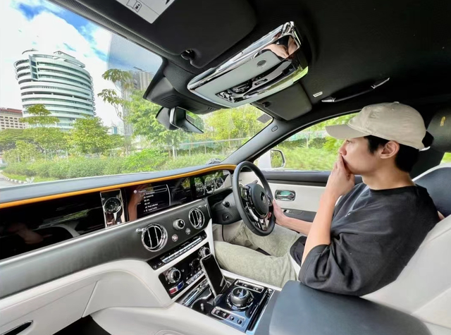 同爹不同命！小龍女被拍到「街頭排隊領糧」　房祖名喜曬「千萬豪車」全網灌爆成龍微博