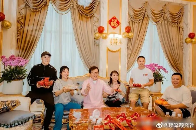 同爹不同命！小龍女被拍到「街頭排隊領糧」　房祖名喜曬「千萬豪車」全網灌爆成龍微博