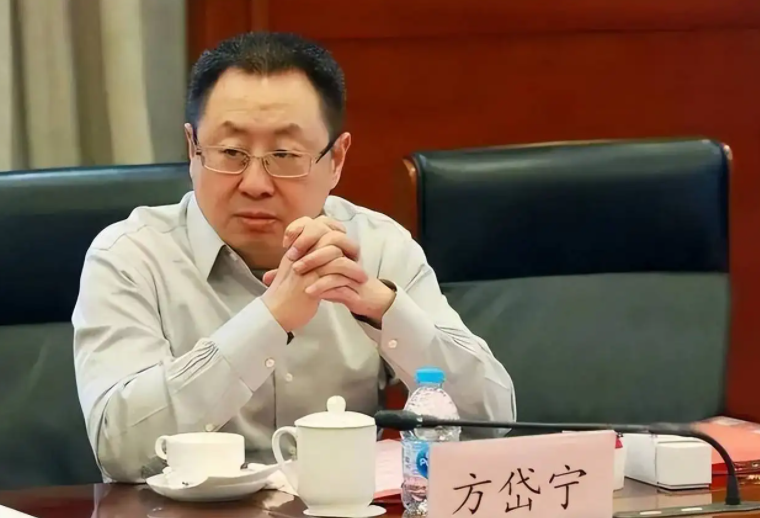 視訊會議出包！64歲副校長認真開會「年輕美女亂入又親又抱」　全場看傻眼「女方身分曝光」網驚：代誌大條