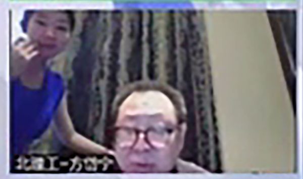 視訊會議出包！64歲副校長認真開會「年輕美女亂入又親又抱」　全場看傻眼「女方身分曝光」網驚：代誌大條