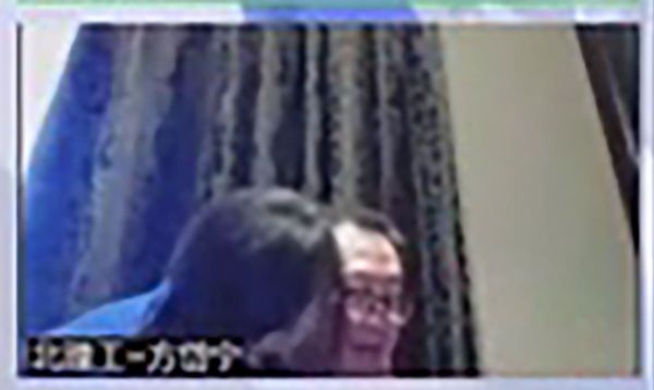 視訊會議出包！64歲副校長認真開會「年輕美女亂入又親又抱」　全場看傻眼「女方身分曝光」網驚：代誌大條