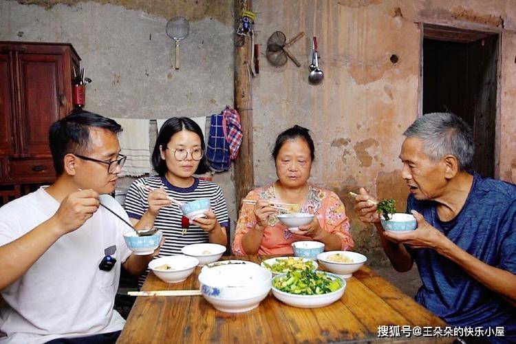 丈夫去世後！女兒「接我回家養老」　飯桌上女婿「說的一番話」讓我老淚縱橫：上輩子修來的福分