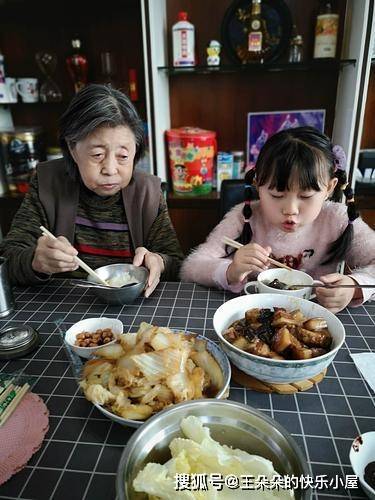 丈夫去世後！女兒「接我回家養老」　飯桌上女婿「說的一番話」讓我老淚縱橫：上輩子修來的福分