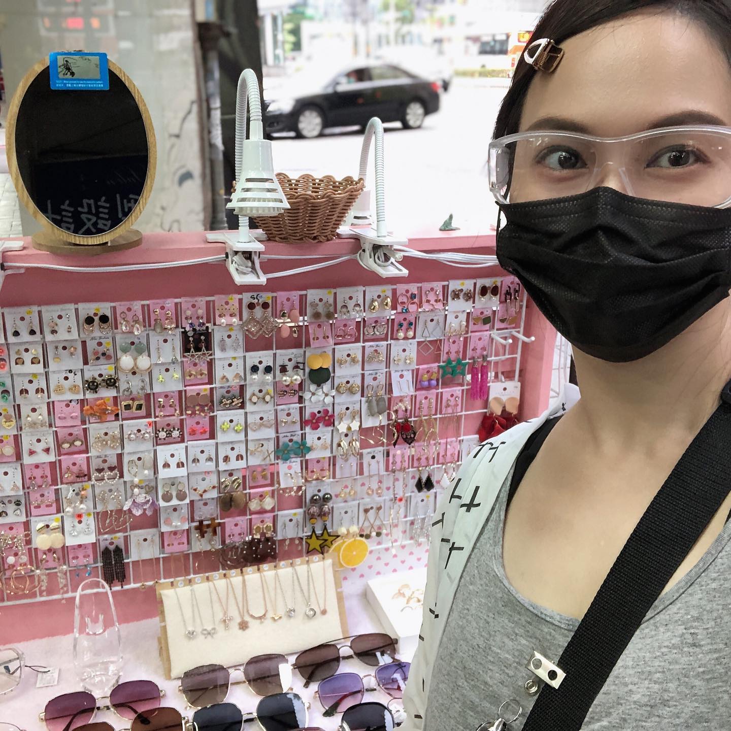 擺路邊攤謀生！類戲劇女星「被粉絲發現」豪爽承認　「扛四口家計」每月只花1萬5：知足過活