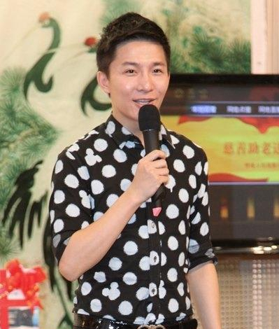 知名主持人「8樓一躍而下」走了！「年僅32歲」曾是最帥男主持　生前與母親的通話成為永別