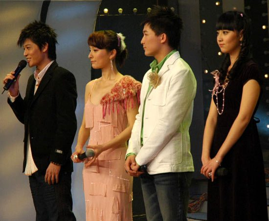 知名主持人「8樓一躍而下」走了！「年僅32歲」曾是最帥男主持　生前與母親的通話成為永別
