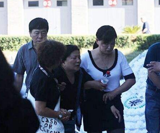 知名主持人「8樓一躍而下」走了！「年僅32歲」曾是最帥男主持　生前與母親的通話成為永別
