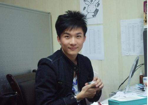 知名主持人「8樓一躍而下」走了！「年僅32歲」曾是最帥男主持　生前與母親的通話成為永別
