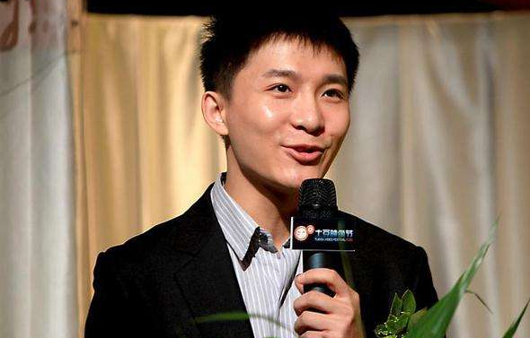 知名主持人「8樓一躍而下」走了！「年僅32歲」曾是最帥男主持　生前與母親的通話成為永別