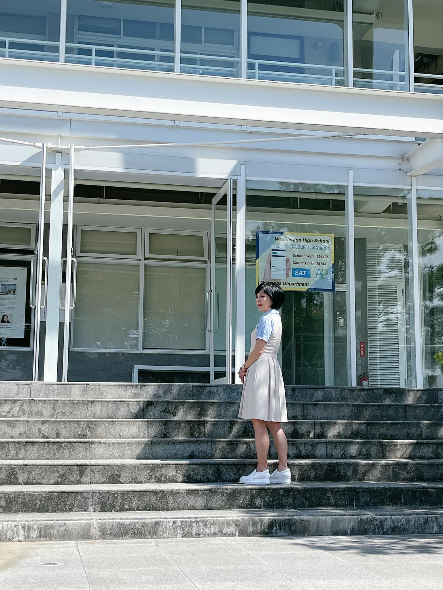毫無違和感！57歲吳淡如「穿上S號國中制服」參觀學校　一轉正面「凍齡全身照」網驚：跟女兒超像姐妹