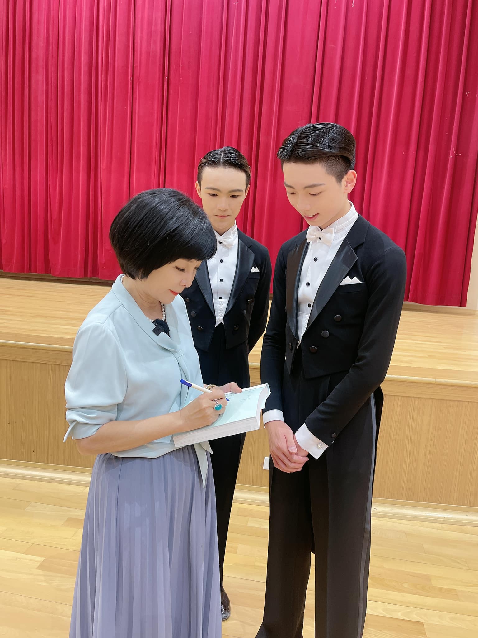 毫無違和感！57歲吳淡如「穿上S號國中制服」參觀學校　一轉正面「凍齡全身照」網驚：跟女兒超像姐妹