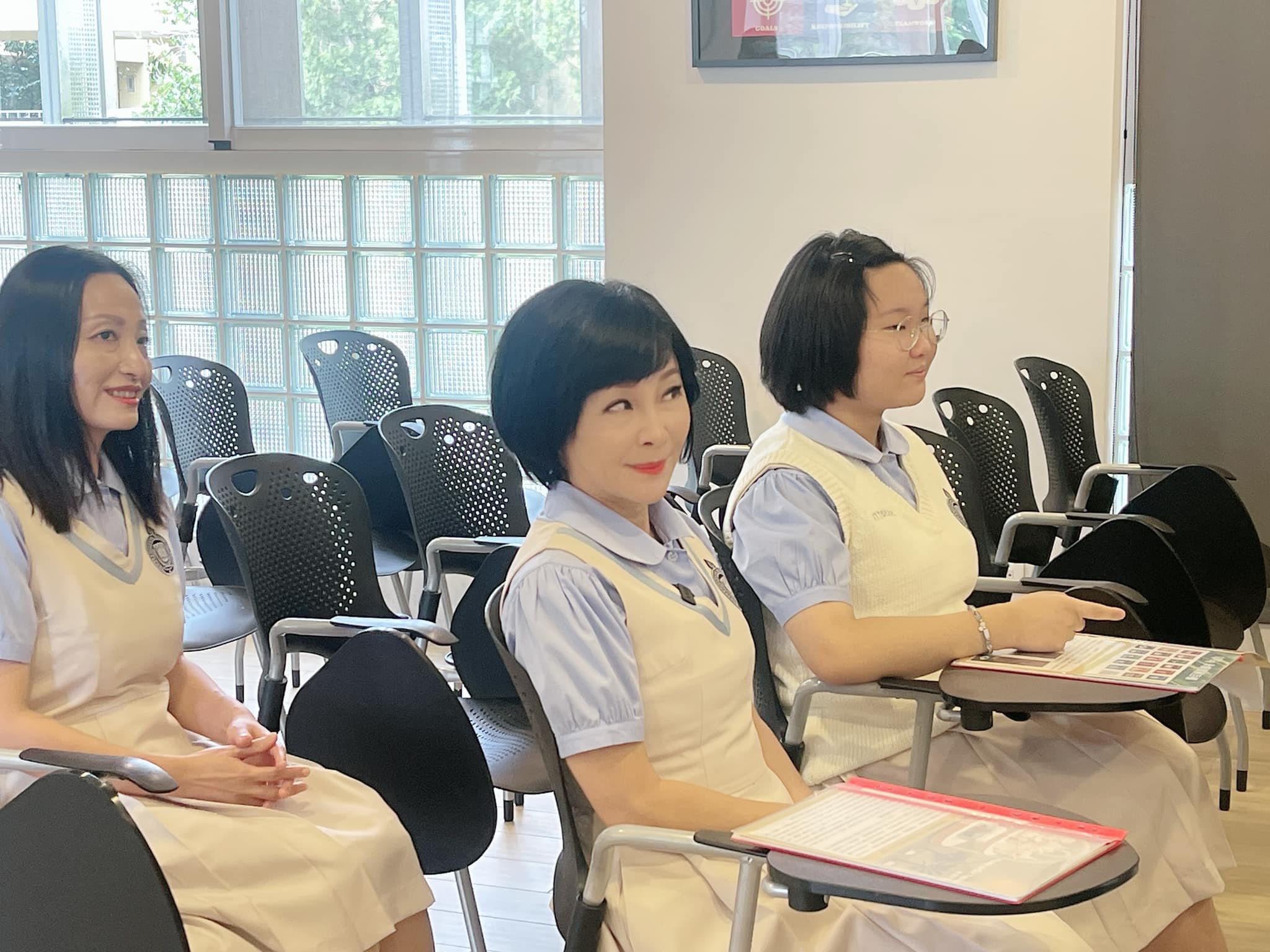 毫無違和感！57歲吳淡如「穿上S號國中制服」參觀學校　一轉正面「凍齡全身照」網驚：跟女兒超像姐妹