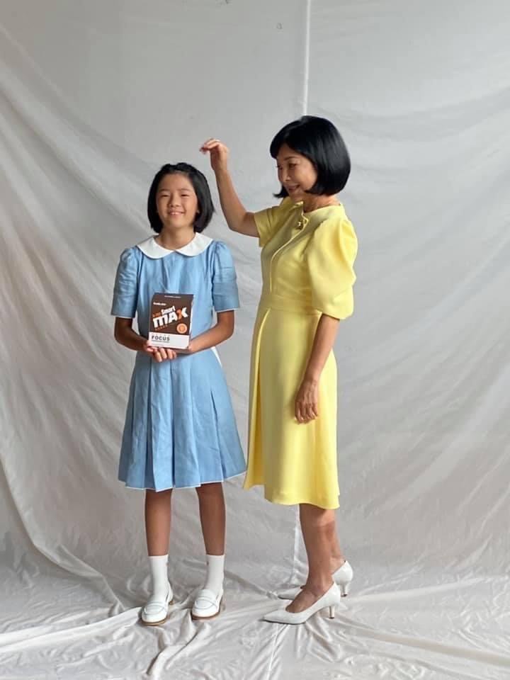 毫無違和感！57歲吳淡如「穿上S號國中制服」參觀學校　一轉正面「凍齡全身照」網驚：跟女兒超像姐妹