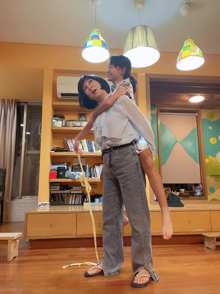 毫無違和感！57歲吳淡如「穿上S號國中制服」參觀學校　一轉正面「凍齡全身照」網驚：跟女兒超像姐妹