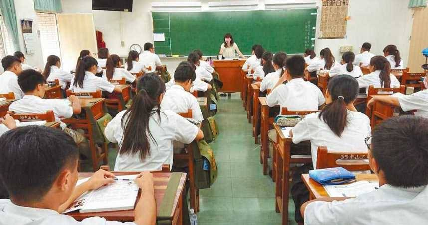 自掏腰包謀福利！霸氣爸花4萬「幫女兒全班換新桌椅」　反被砲轟「這種家長很討厭」兩派論戰吵不停