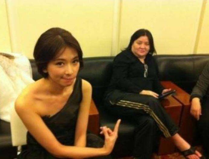 她捧紅王菲那英！冒險從黑道手中「救下林志玲」　卻幫人「養18年兒子」60歲至今未婚 