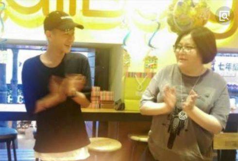 她捧紅王菲那英！冒險從黑道手中「救下林志玲」　卻幫人「養18年兒子」60歲至今未婚 