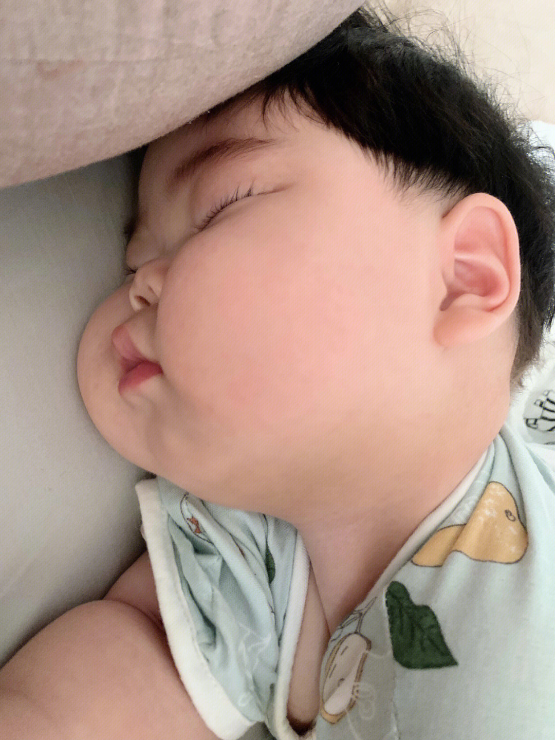 嘴邊肉炸出來！萌翻天「米其林寶寶睡顏」想偷捏肉肉　正臉曝光「肥嘟嘟療癒笑顏」可愛指數百分百❤️