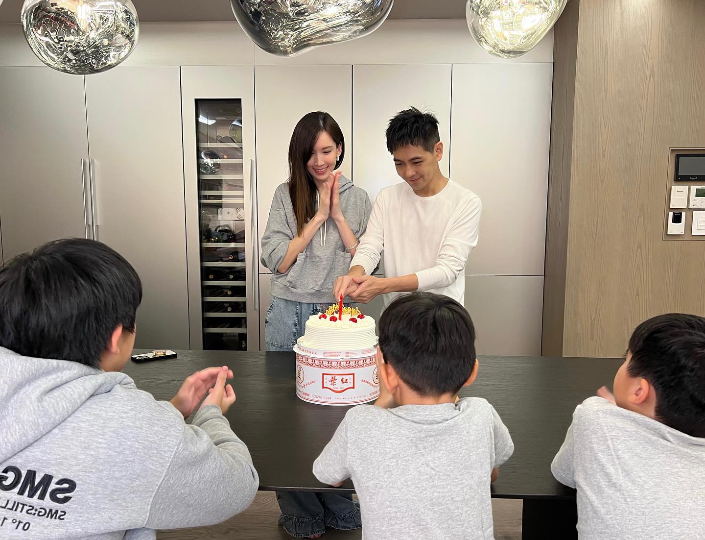 驚傳車禍毀容！林志穎劫後餘生「48歲生日攜妻兒首露面」　「帥氣一笑惹哭眾網友」男神回來了