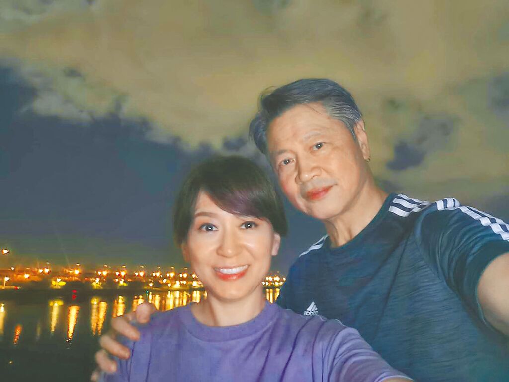 絕不惹周玉琴生氣！賴岳謙再放閃「求生慾爆發」曝愛妻守則　64歲喜迎第二春「網喊太配了」