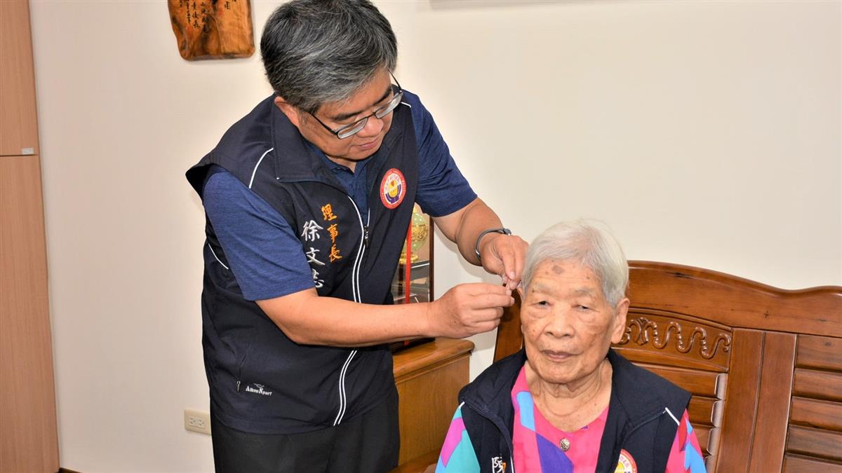 嘉義版陳樹菊！85歲退休師「低調行善40年」捐畢生積蓄　不裝冷氣省吃儉用「掏2700萬蓋14座橋」