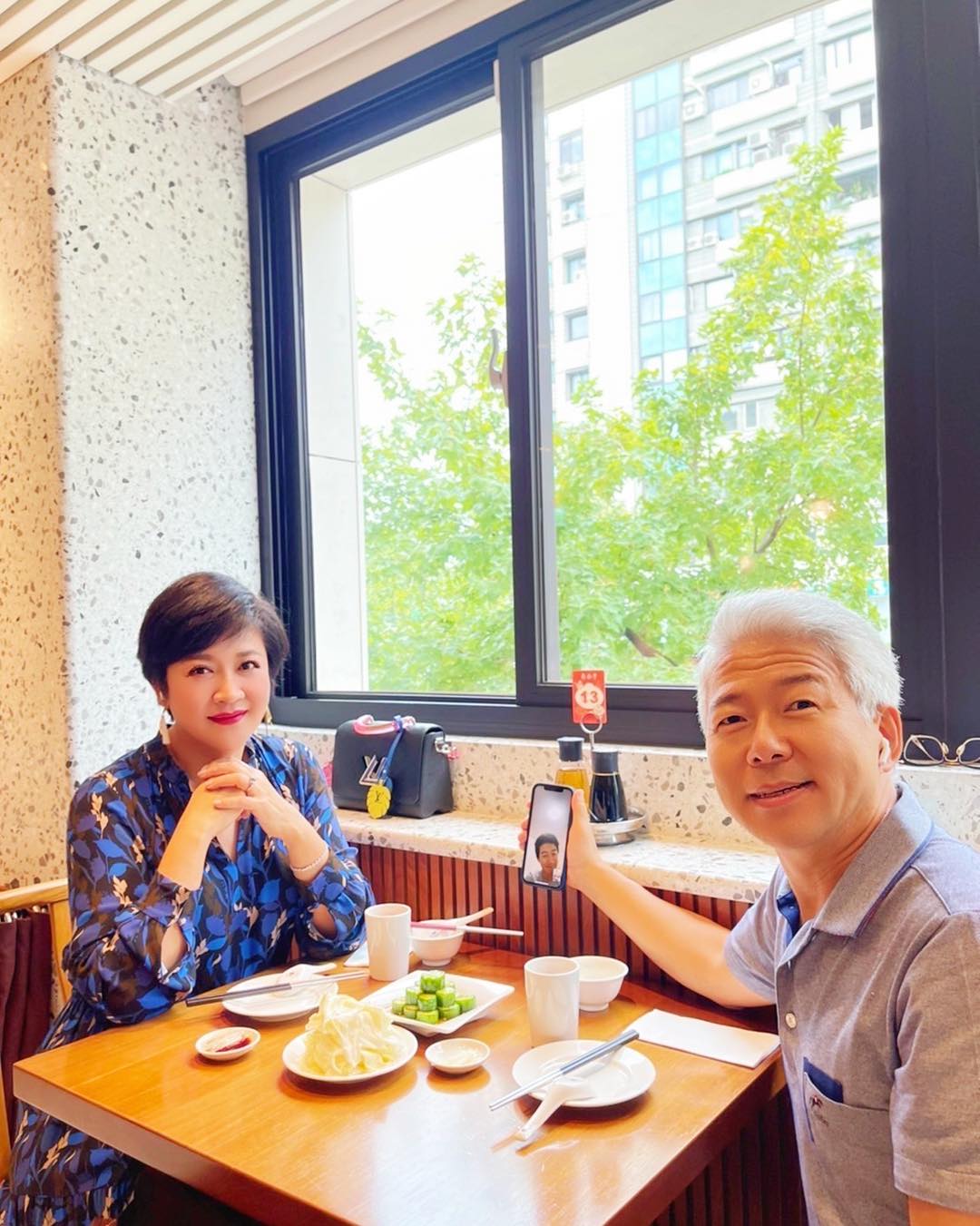 獨守空閨1年多！崔佩儀尪回台了「十指緊扣甜蜜約會」　「一家三口罕同框」共進午餐網羨：最好的禮物